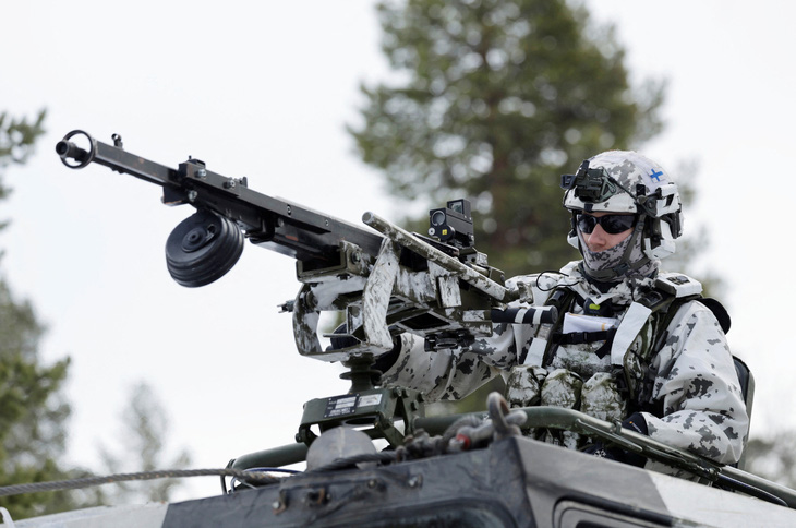 Binh sĩ Phần Lan trên xe thiết giáp trong cuộc tập trận thuộc khuôn khổ NATO gần Hetta, Phần Lan, ngày 5-3 - Ảnh: REUTERS