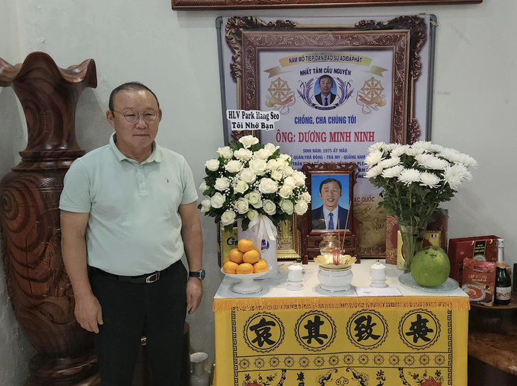 HLV Park Hang Seo viếng cố trợ lý Dương Minh Ninh - Ảnh: NVCC