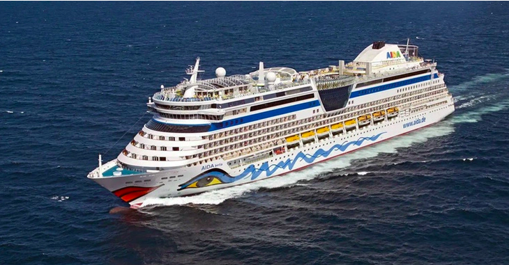 Siêu tàu du lịch AIDA Bella chở hơn 2.000 khách quốc tế là người Đức, Úc neo đậu cảng Dương Đông (TP Phú Quốc) vào sáng 9-2 -2024 - Ảnh: H.D.