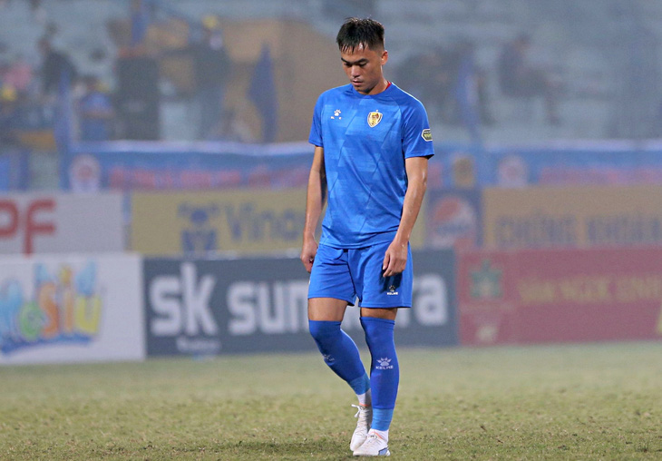 Hậu vệ Nguyễn Tăng Tiến trong màu áo CLB Quảng Nam ở V-League 2023 - 2024 - Ảnh: HỮU TẤN