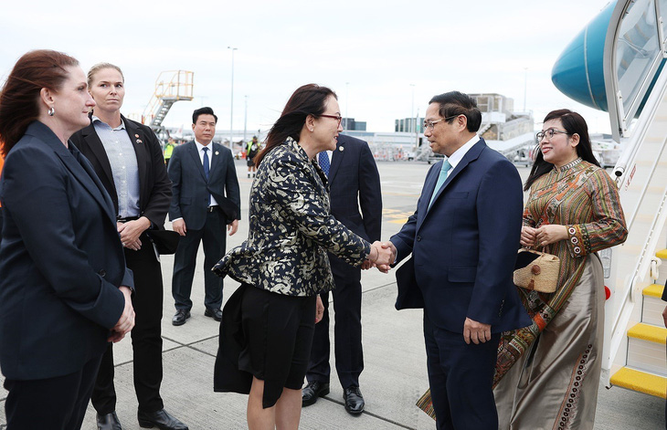 Bộ trưởng Bộ Phát triển kinh tế New Zealand Melissa Lee đón Thủ tướng Phạm Minh Chính và phu nhân tại sân bay quốc tế Auckland ngày 9-3 - Ảnh: DƯƠNG GIANG
