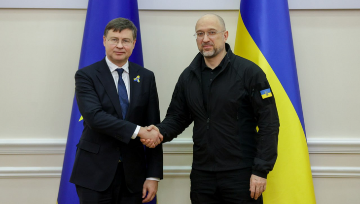 Phó chủ tịch Ủy ban châu Âu Valdis Dombrovskis (trái) và Thủ tướng Ukraine Denys Shmyhal trong cuộc gặp hôm 8-3 - Ảnh: kmu.gov.ua