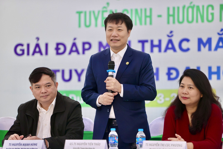 TS Nguyễn Mạnh Hùng (Bộ GD-ĐT), GS Nguyễn Tiến Thảo (ĐH Quốc gia Hà Nội), TS Nguyễn Thị Cúc Phương (Trường ĐH Hà Nội) sẽ cùng tư vấn cho học sinh tại Hải Phòng sáng nay 10-3 - Ảnh: NGUYỄN KHÁNH