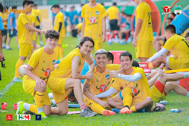 Tuấn Anh (thứ 2 từ trái sang) tươi cười với đồng đội trong buổi tập - Ảnh: HAGL FC