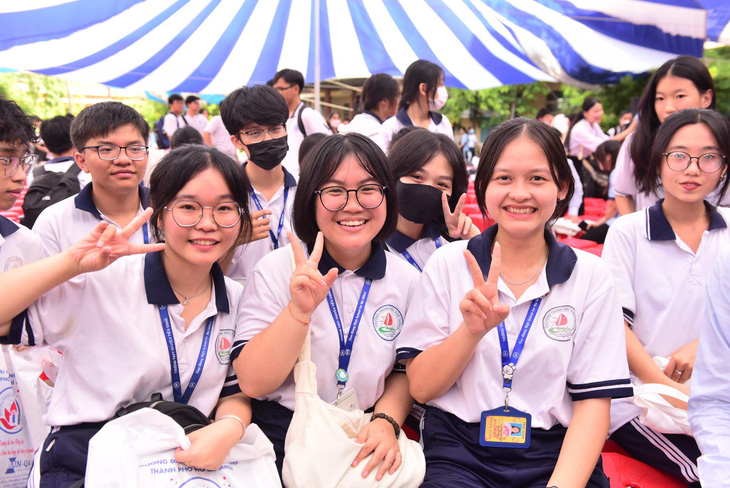 Học sinh tham dự Chương trình tư vấn tuyển sinh - hướng nghiệp 2024 tại Tiền Giang sáng nay 9-3 - Ảnh: DUYÊN PHAN