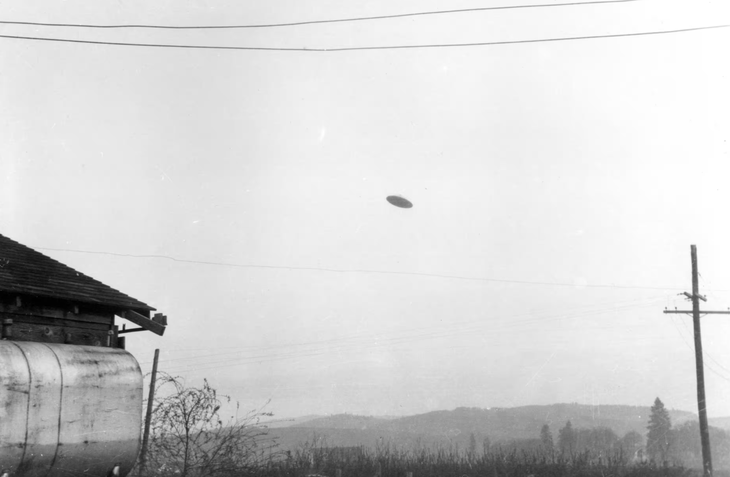Một trong những bức ảnh UFO nổi tiếng được chụp gần thành phố McMinnville, bang Oregon (Mỹ) tháng 5-1950 - Ảnh: ALAMY