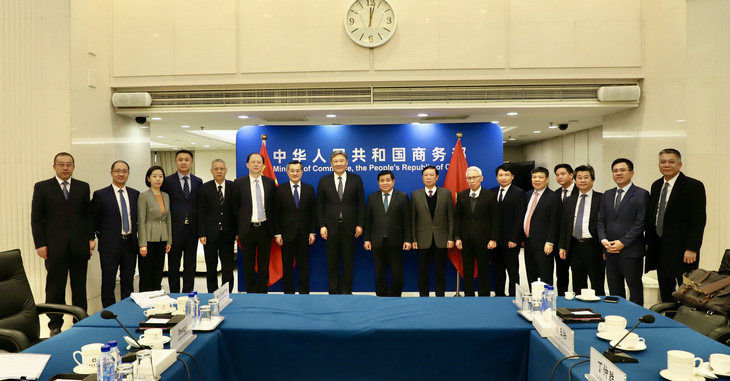 Đoàn công tác chụp ảnh lưu niệm trong buổi làm việc với bộ trưởng Thương mại Trung Quốc - Ảnh: Đoàn công tác cung cấp