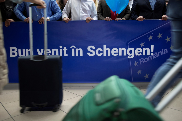Một biểu ngữ có nội dung &quot;Chào mừng đến với Schengen&quot; được trưng bày tại khu vực đến của sân bay quốc tế Henri Coanda ở Otopeni gần Bucharest, Romania ngày 31-3 - Ảnh: REUTERS