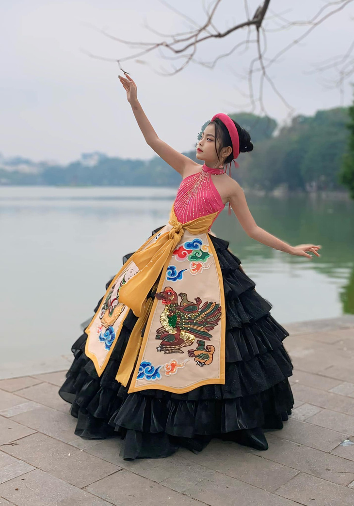 Nằm trong dự án “Việt Nam đa sắc”, BST “Họa sắc” của Eunoia by AN với 7 thiết kế Haute Couture kể câu chuyện về tinh hoa văn hóa Việt, về những miền di sản bằng ngôn ngữ đặc biệt của thời trang.