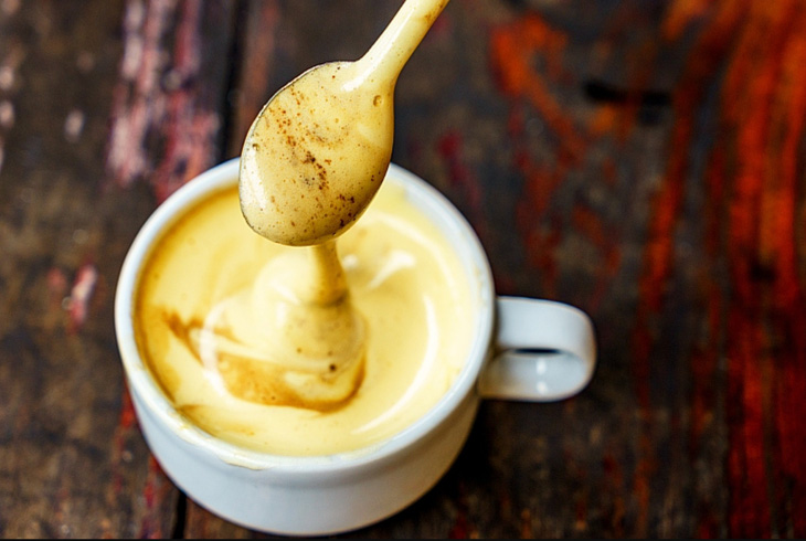 Cà phê trứng là món quen thuộc ở Hà Nội, nhất là khi trời sang thu và đông - Ảnh: Shutterstock