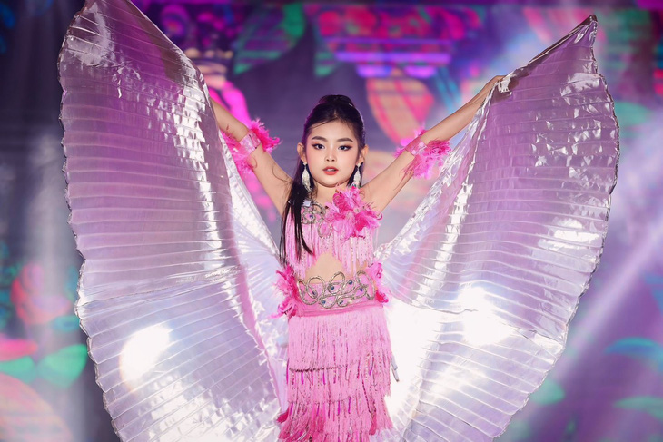 Ngoài việc học hành giỏi giang, Bảo Linh còn có niềm đam mê về âm nhạc, thời trang và người mẫu. Vừa bước sang tuổi lên 8 nhưng mẫu nhí Bảo Linh đã được đánh giá là gương mặt tài năng của sàn catwalk Việt.