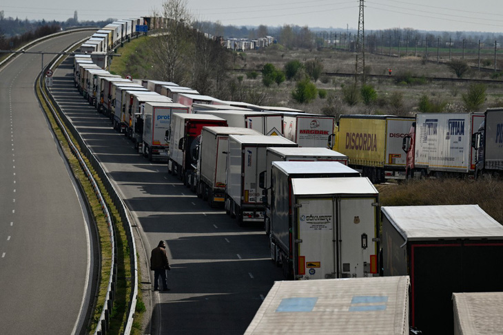 Xe tải xếp hàng để vào điểm biên giới Vidin-Calafat giữa Bulgaria và Romania, gần Vidin, Bulgaria vào tháng 3-2024. Hàng hóa của hai nước vẫn chưa thể lưu thông thuận tiện khi các biện pháp kiểm soát biên giới trên bộ chưa được dỡ bỏ - Ảnh: AFP
