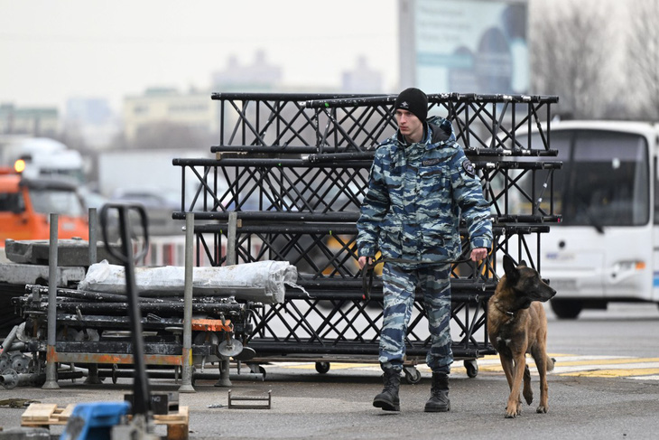 Cảnh sát Nga tuần tra khu vực nhà hát Crocus City Hall sau vụ khủng bố - Ảnh: AFP