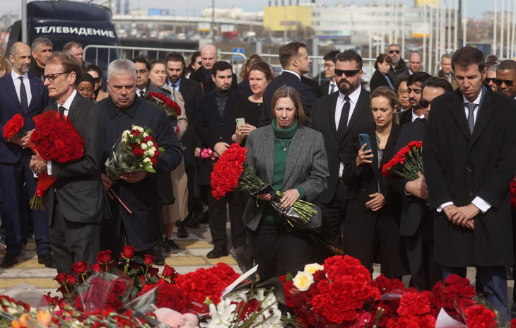 Đại sứ Mỹ và đại sứ, phái đoàn ngoại giao các nước đặt hoa tưởng niệm các nạn nhân vụ tấn công khủng bố ở ngoại ô Matxcơva - Ảnh: AFP