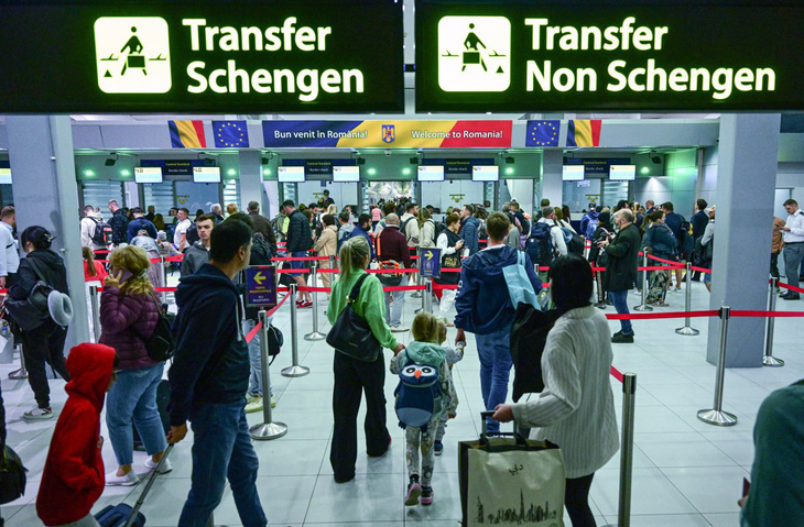 Bảng chỉ dẫn phân luồng hành khách thuộc khu vực Schengen và không Schengen được lắp mới tại sân bay quốc tế Henri Coanda ở Otopeni gần Bucharest, Romania ngày 31-3 - Ảnh: AFP