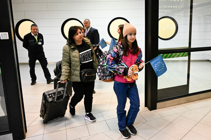 Hành khách từ Berlin (Đức) đến sân bay ở Bulgaria, sau khi các kiểm soát biên giới đường hàng không được dỡ bỏ ngày 31-3 - Ảnh: AFP