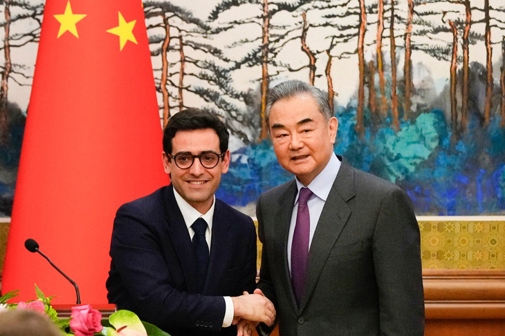 Ngoại trưởng Pháp Stephane Sejourne (trái) và Ngoại trưởng Trung Quốc Vương Nghị ngày 1-4 tại Bắc Kinh - Ảnh: AFP