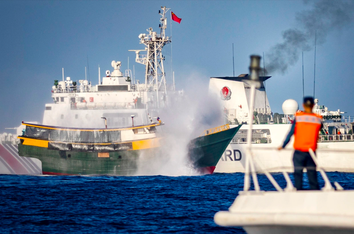 Tàu hải cảnh Trung Quốc phun vòi rồng vào tàu Philippines, khi Manila làm nhiệm vụ tiếp tế cho quân nhân tại khu vực bãi Cỏ Mây ở Biển Đông vào ngày 5-3-2024 - Ảnh: NBC NEWS/GETTY IMAGES