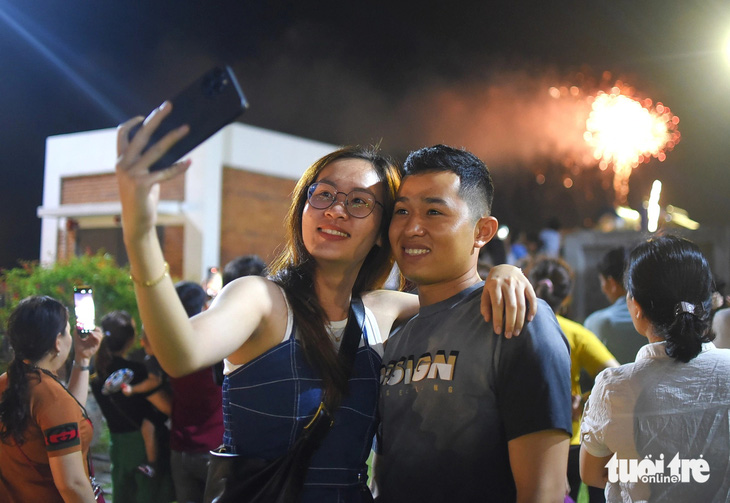 Các bạn trẻ Quy Nhơn rạng rỡ trong đêm bế mạc Amazing Binh Dinh Fest với màn bắn pháo hoa và trình diễn drone rực rỡ, ấn tượng - Ảnh: LÂM THIÊN