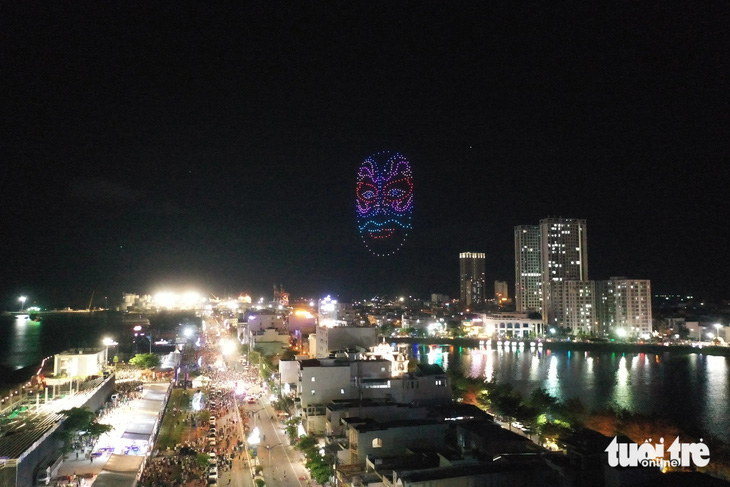 Biểu tượng nghệ thuật tuồng, hát bội xuất hiện ấn tượng trên bầu trời đầm Thị Nại bằng drone - Ảnh: LÂM THIÊN