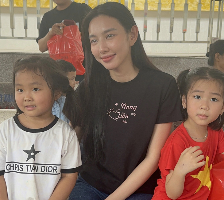 Thùy Tiên và các em nhỏ ở Ninh Bình - Ảnh: NVCC