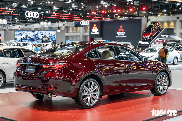 Mazda6 20th Anniversary Edition được sơn màu đỏ Artisan Red Premium độc quyền. Mâm 19 inch sơn màu xám nòng súng. Logo &quot;20th Anniversary&quot; được đặt tại hai bên phía sau hốc bánh trước.