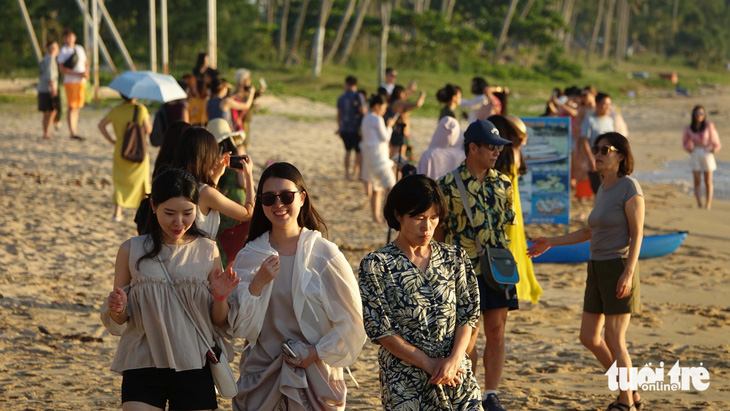 Khách du lịch trong và ngoài nước nhộn nhịp đến Phú Quốc - Ảnh: CHÍ CÔNG