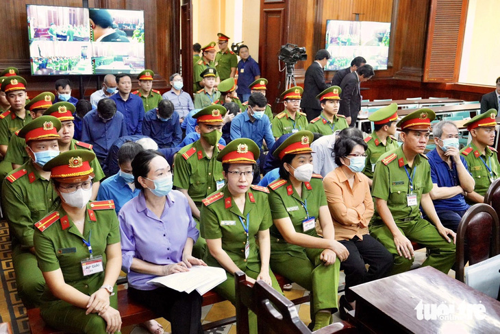 Bà Trương Mỹ Lan, Đỗ Thị Nhàn, Nguỹen Văn Hưng (hàng đầu, từ trái sang) tại tòa - Ảnh: HỮU HẠNH