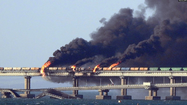 Khói đen bốc lên trên cầu Crimea (nối bán đảo Crimea với Nga) sau vụ nổ vào ngày 8-10-2022 - Ảnh: AFP
