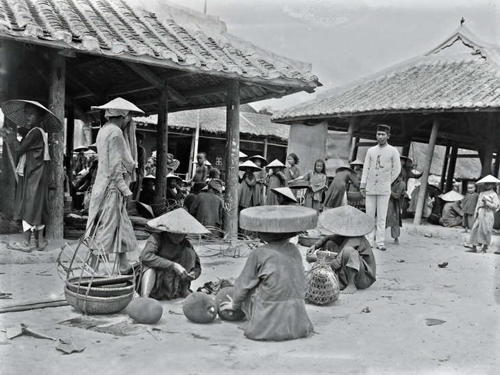 Chợ ở Nha Trang 1896 - Ảnh: Salles, André