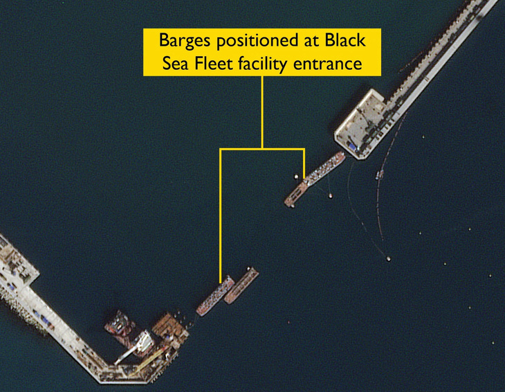 Hình ảnh do Bộ Quốc phòng Anh trên X (trước đây là Twitter) đăng tải cho thấy các sà lan được đặt ở lối vào khu neo đậu của Hạm đội Biển Đen tại cảng Novorossiysk - Ảnh: BUSINESS INSIDER/X @DefenceHQ