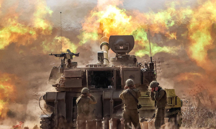 Quân đội Israel tấn công tại khu vực giáp biên Dải Gaza tháng 10-2023 - Ảnh: AFP