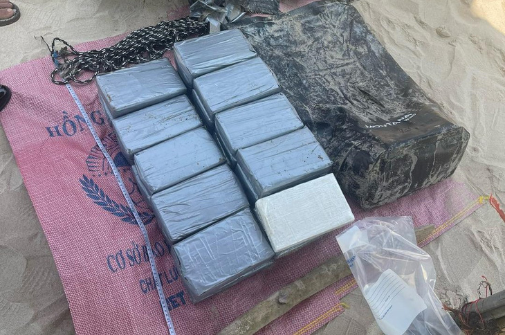 25 khối hình chữ nhật nghi là ma túy trôi dạt vào bờ biển thị xã La Gi, tỉnh Bình Thuận - Ảnh: CTV
