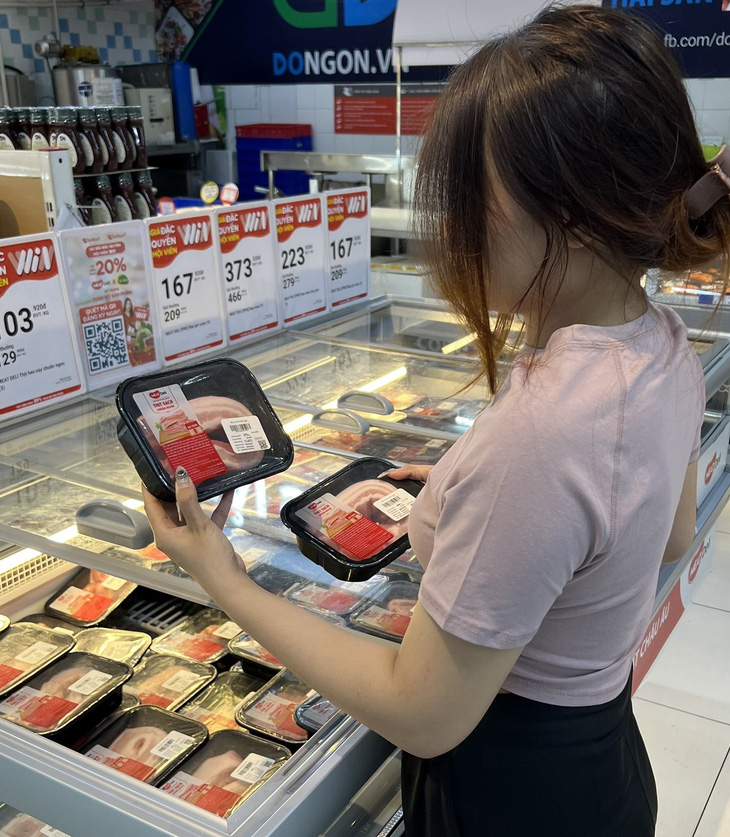 Người tiêu dùng chọn mua thịt mát MEATDeli tại hệ thống siêu thị WinMart+