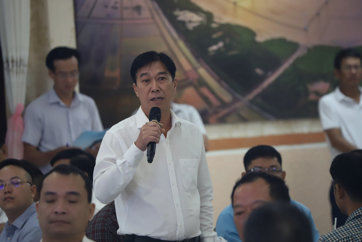 Ông Nguyễn Bình Thuận - giám đốc Sở Tài nguyên và Môi trường tỉnh Bạc Liêu - giải đáp thắc mắc của doanh nghiệp - Ảnh: CHÍ QUỐC