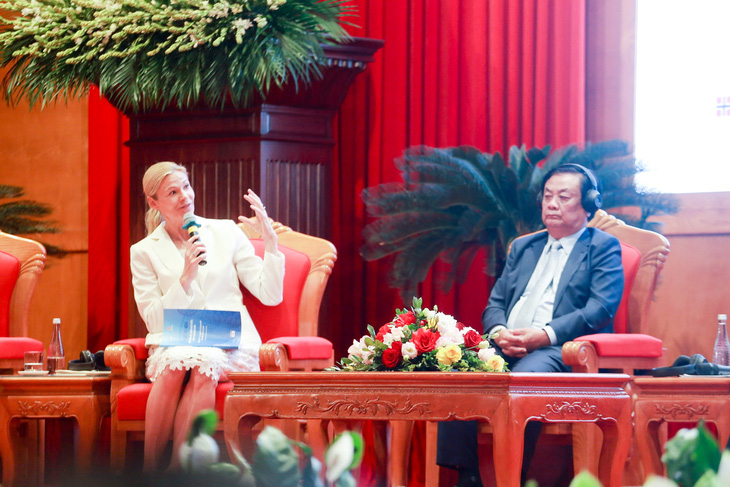 Bà Karin Greve-Isdahl - tham tán thương mại, Đại sứ quán Hoàng gia Na Uy tại Việt Nam - chia sẻ tại hội nghị - Ảnh: C.TUỆ