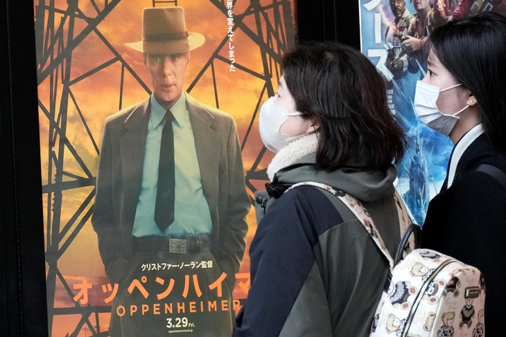 Oppenheimer ra rạp vào ngày 29-3 vừa qua tại Nhật Bản, với cảnh báo có những hình ảnh về vụ thử hạt nhân - Ảnh: AP
