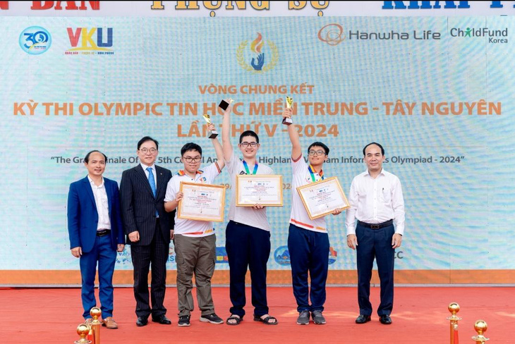 Đại diện Hanwha Life cùng đại diện Trường đại học Công nghệ thông tin và Truyền thông Việt Hàn (VKU) vinh danh 3 thí sinh đoạt giải Championship ở 3 bảng thi đấu