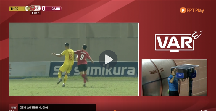 Trọng tài Nguyễn Viết Duẩn xem lại VAR tình huống Elias (áo đỏ) thoát xuống đối mặt với thủ môn Thanh Thắng - Ảnh chụp màn hình