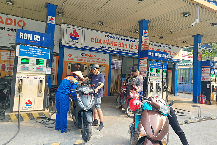 Khách hàng đổ xăng tại Hà Nội, nhiều người không chú ý đến việc lấy hóa đơn - Ảnh: NGỌC AN