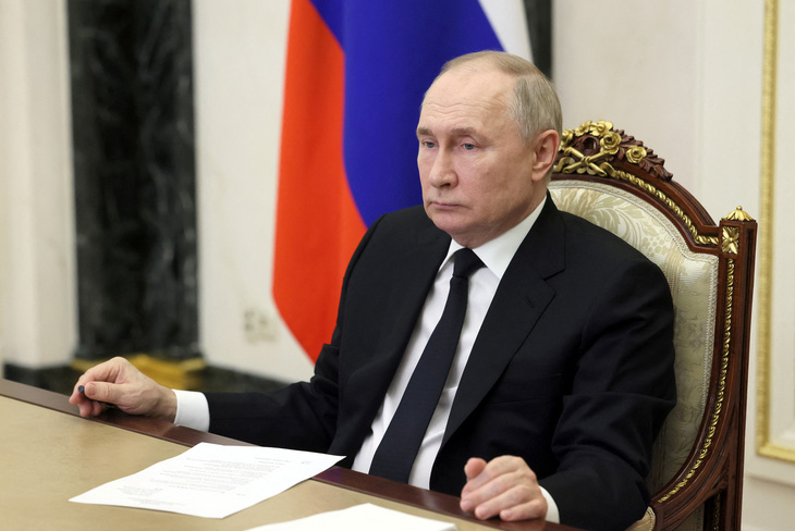 Tổng thống Nga Vladimir Putin chủ trì một cuộc họp để thảo luận về các biện pháp được thực hiện sau vụ tấn công khủng bố nhà hát Crocus City Hall trong ảnh chụp hôm 25-3 - Ảnh: REUTERS