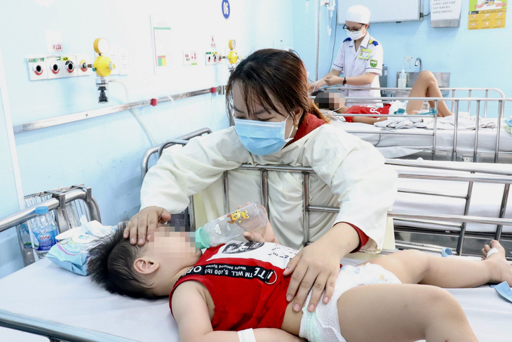 Trẻ mắc bệnh tay chân miệng từng điều trị tại Bệnh viện Nhi đồng 1 (TP.HCM) - Ảnh: X.MAI