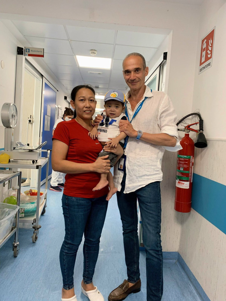 Nam nhân viên bệnh viện chụp hình cùng Lộc, cậu bé Việt Nam được mọi người yêu thương - Ảnh: NVCC