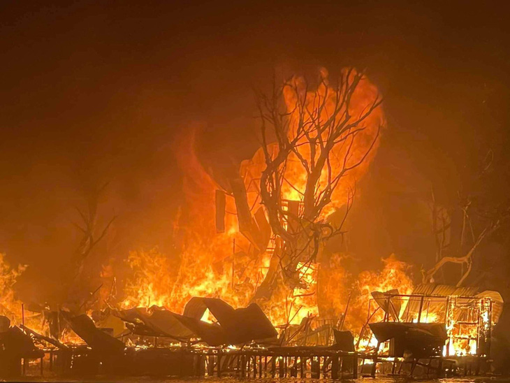 Đám cháy thiêu rụi nhiều căn nhà ven kênh Tàu Hủ - Ảnh: THÀNH HUY