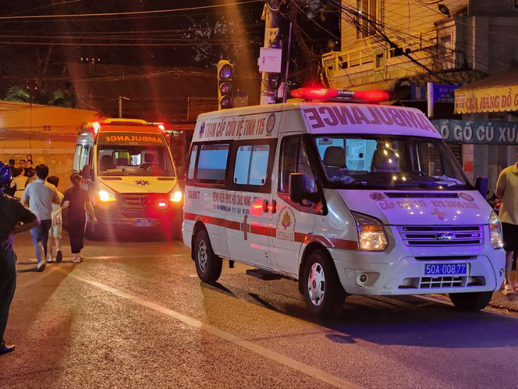Hai xe cứu thương túc trực trước đường Phạm Thế Hiển, theo lực lượng chức năng hiện tại vẫn chưa vào được các căn nhà cháy nên không rõ thương vong - Ảnh: MINH HÒA