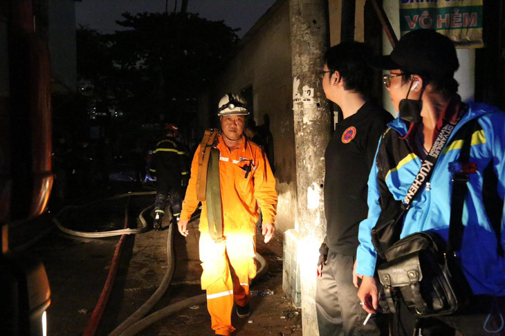 Đến 22h10, lực lượng cứu hỏa, cứu hộ, nhân viên điện lực bắt đầu thu dọn hiện trường - Ảnh: PHƯƠNG QUYÊN
