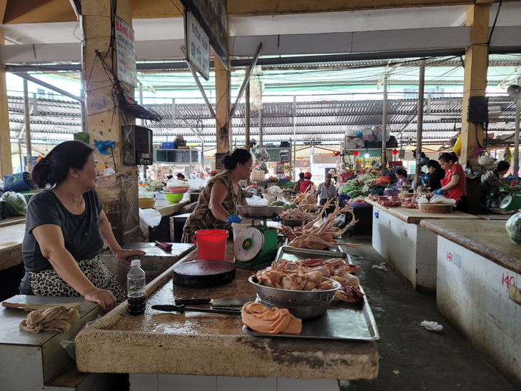 Các gian hàng bán gà ở chợ Xóm Mới Nha Trang vẫn kinh doanh bình thường, nhưng vắng khách vì người tiêu dùng e ngại sau các vụ ngộ độc thực phẩm liên tiếp - Ảnh: TRẦN HƯỚNG