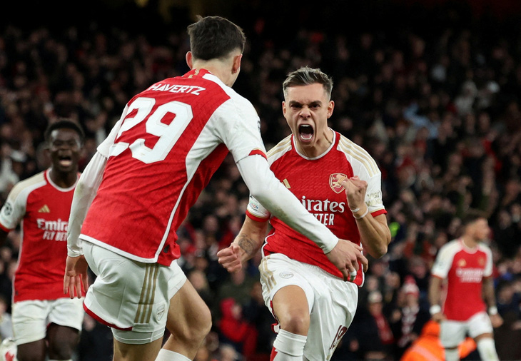 Niềm vui của Leandro Trossard sau khi ghi bàn cho Arsenal - Ảnh: REUTERS