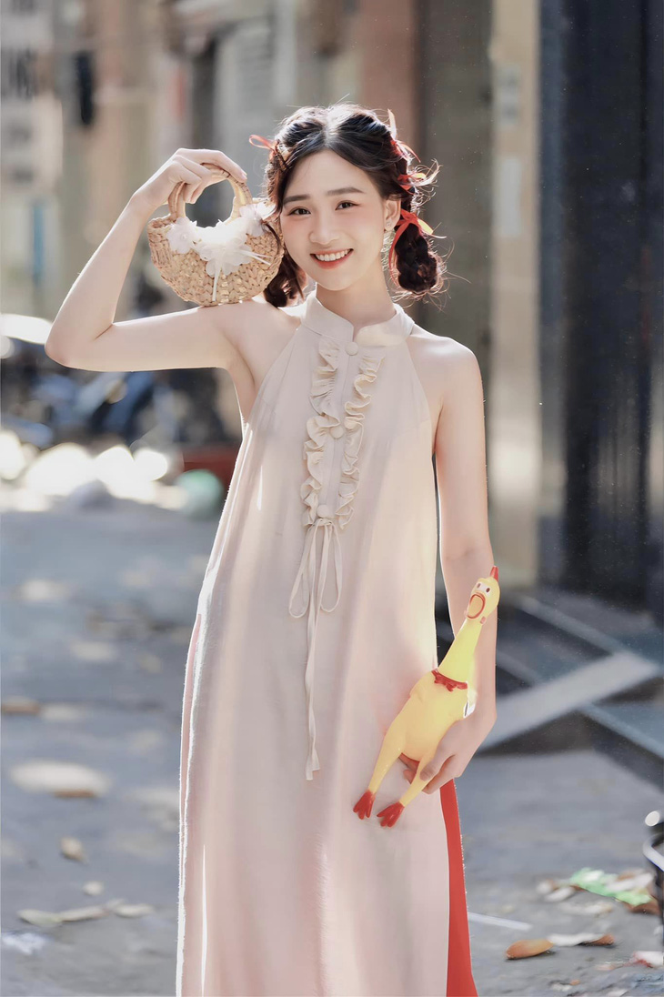Nữ diễn viên trẻ sinh năm 2002 sở hữu khuôn mặt bầu bĩnh cùng dáng người nhỏ nhắn. Hình ảnh Nguyễn Huỳnh Thanh Trúc dịu dàng, đằm thắm trong những bộ áo dài truyền thống với màu sắc tươi sáng làm nổi bật khí chất thanh lịch, tươi tắn của nữ diễn viên.
