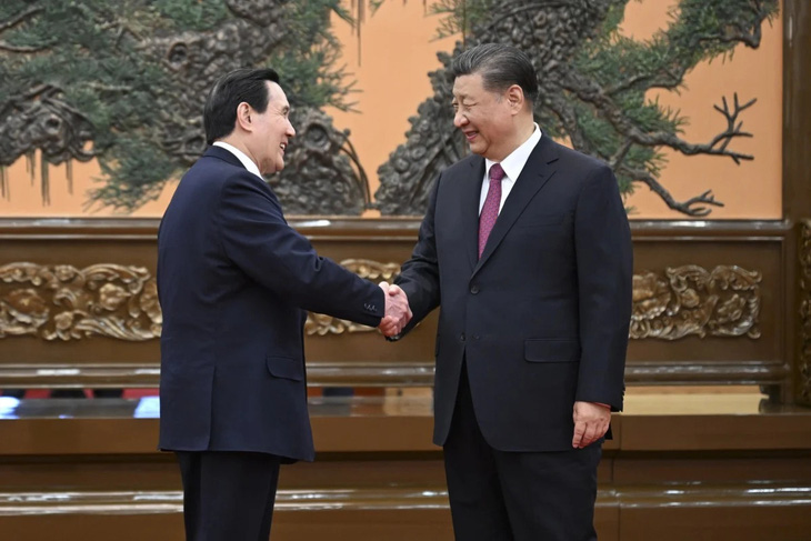 Cựu lãnh đạo Đài Loan Mã Anh Cửu bắt tay Tổng bí thư, Chủ tịch nước Trung Quốc Tập Cận Bình trong lần gặp mặt hôm 10-4 - Ảnh: XINHUA